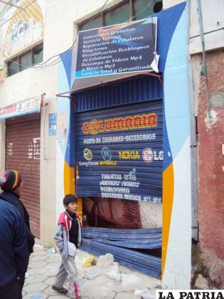 La tienda de celulares “celumanía”, con daños de consideración en la puerta