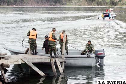 Militares realizan labores de rescate en el estrecho de Tiquina