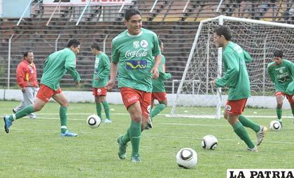 La selección nacional de fútbol ayer trabajó en el “Hernando Siles” con el objetivo de encontrar un equipo base