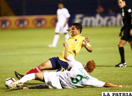 El jugador de Colombia Michael Ortega (arriba), disputa el balón con su rival Jorge Cuéllar de Bolivia en Tacna.