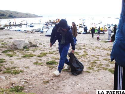 Turistas extranjeros limpian la playa de Copacabana