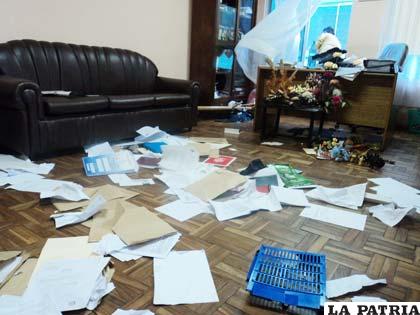 Los destrozos fueron en el interior y exterior de la oficina de Chambi