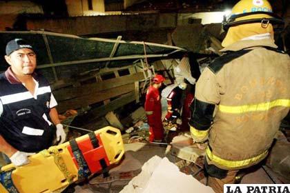 Continúa el penoso rescate de personas que quedaron bajo los escombros del edificio Málaga, en Santa Cruz