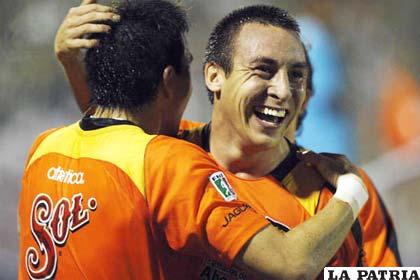 Futbolistas de Jaguares celebran la victoria como visitantes ante Alianza Lima.