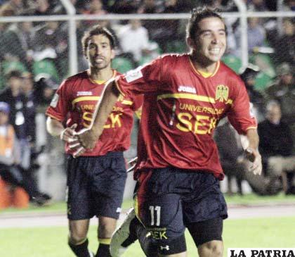 El goleador Fernando Cordero, celebra la conquista de Uniòn Española.