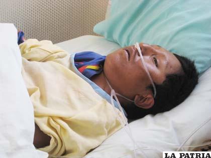 El joven Serafín Olaque López está con oxígeno debido a su deficiencia cardiaca