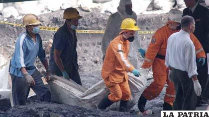 Concluyó difícil labor de rescate de cuerpos en mina colombiana