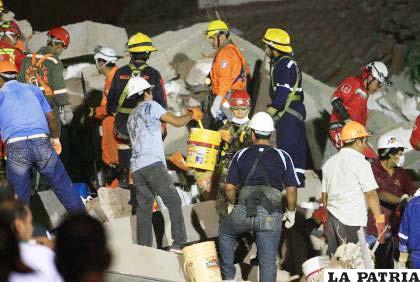 Siguen las actividades de rescate, tras el desplome del edificio Málaga de ocho pisos que estaba en construcción