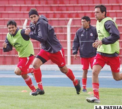 Jugadores de Nacional Potosí se preparan para su cotejo frente a San José