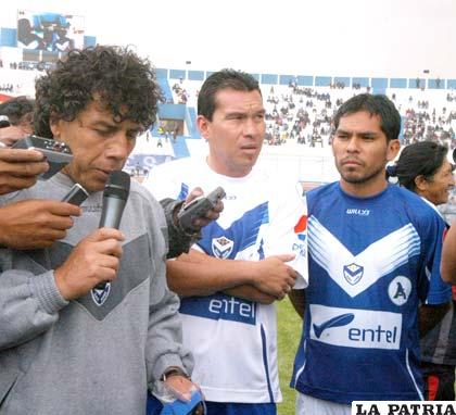 El entrenador Víctor Hugo Andrada junto a los jugadores Nicolás Suárez y Alejandro Bejarano