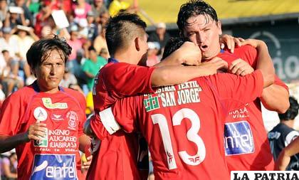 Jugadores del plantel de Guabirá que hoy reciben en Montero a La Paz FC.