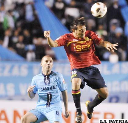 Una acción del partido que ganó en La Paz, Unión Española al Bolívar por 1-0.