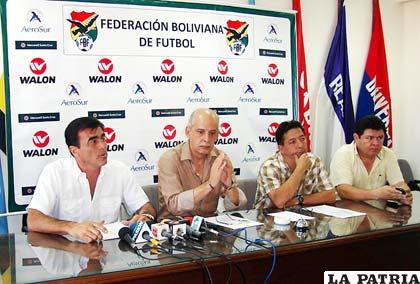 El entrenador Gustavo Quinteros, junto a dirigentes de la FBF, en rueda de prensa hizo conocer la nómina de los jugadores para la selección boliviana de fútbol.