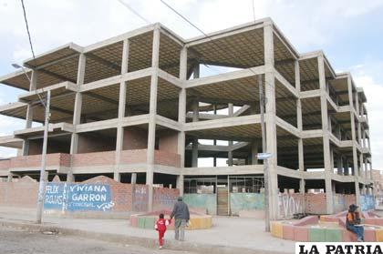 Edificio de Tránsito podría sufrir fallas estructurales si no se realiza consultoría, adelanta el asambleísta José Luis Toco