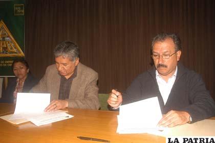 Presidente de la FEPO, Ramiro García y presidente de la Campeo, Vladimir Gamboa firman la carta de intenciones