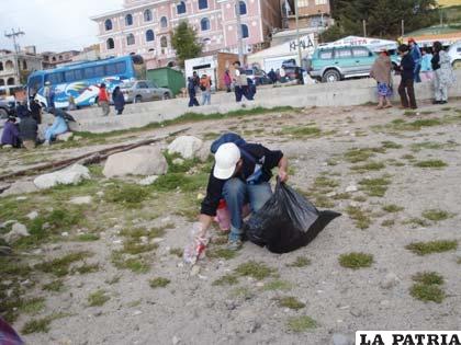 Turistas limpian de forma voluntaria la basura de la playa de Copacabana