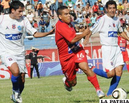 Marcos Ovejero de Guabirá, disputa el balón con Richard Rojas de La Paz FC.
