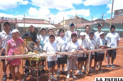 Alumnos que participaron en el curso de la Academia del National Tennis Club