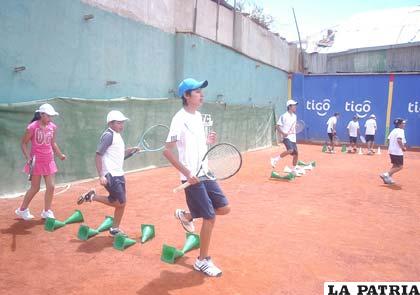 Tenistas en la demostración anual realizada en las canchas del National