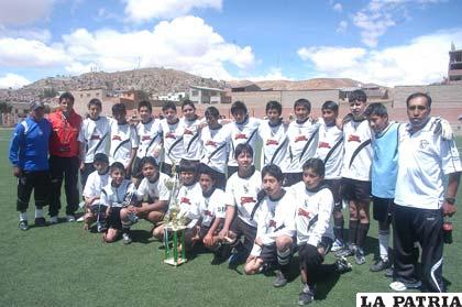 Representación Sub-17 en homenaje a “Luis Cesareo”.