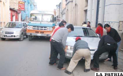 Incidente ocurrido el 25 de enero en la calle Sucre casi esquina Potosí, cuando se recurrió a la fuerza humana para recorrer un vehículo que obstaculizaba el libre tránsito de otros. En esa calle los vehículos se estacionaron en ambos lados dejando un reducido espacio transitable en la calzada.