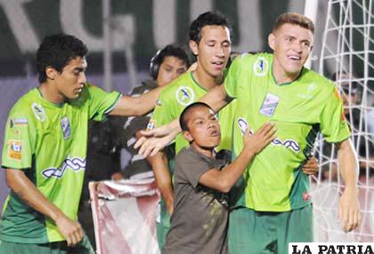 Mauricio Saucedo y Miguel Angel Hoyos, autores de los goles de Oriente, celebran el segundo gol ante The Strongest.