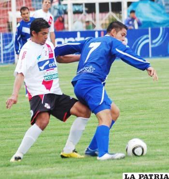 Santos Amador de Nacional Potosí, controla al goleador Carlos Vargas de San José.