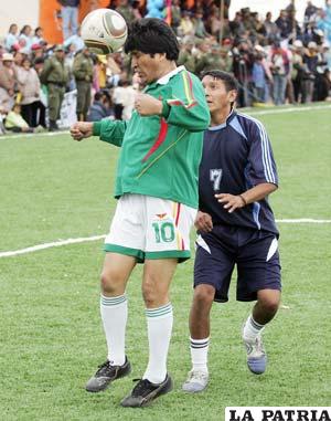 El presidente Evo Morales ayer jugó en Uyuni.