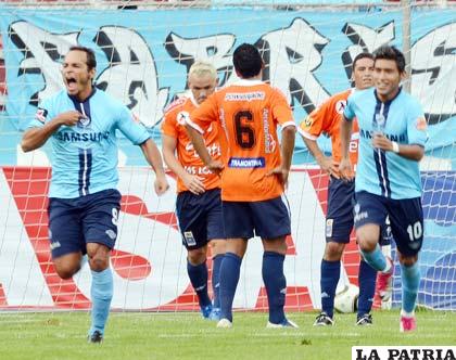 Minuto 20; Zé Carlos de Bolívar, celebra el único gol del partido ante Blooming. También aparece Rudy Cardozo y los jugadores de Blooming que están resignados.