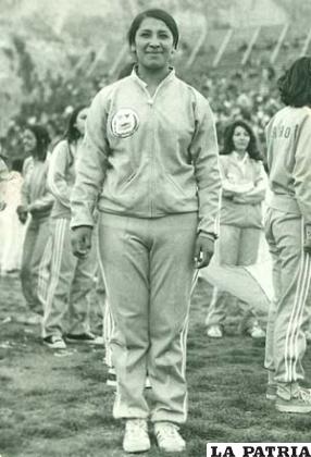 Elena García Zapata, conformando el seleccionado orureño de voleibol, en los Juegos Deportivos Nacionales que se realizó en La Paz el año 1976