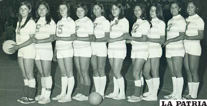 Selección orureña de voleibol del año 1974 que compitió en el torneo nacional que se realizó en Cochabamba. Elena García (3) fue parte de ese seleccionado