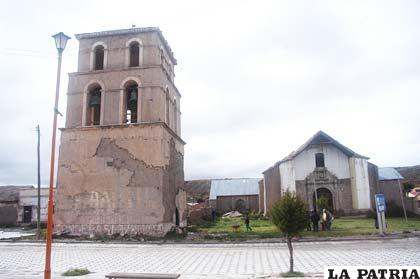 El conjunto del monumento nacional: la torre y la iglesia
