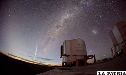 Magnífica foto del cometa Lovejoy desde la cumbre de Cerro Paranal