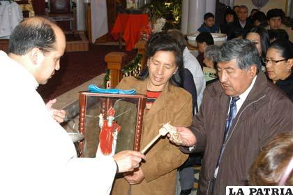 Etzhel Llanque y su esposa Nélida Ferrufino, recibiendo la bendición