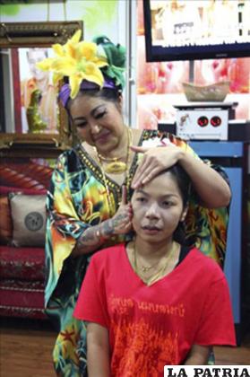 Una terapia tailandesa a base de manotazos, palmadas, pellizcos y masajes puede aumentar hasta dos tallas el tamaño de los pechos, embellecer el rostro o elevar los glúteos