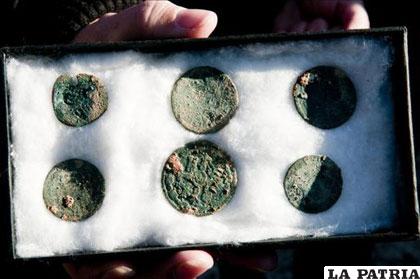 Seis de las once monedas de cobre del siglo XVIII halladas en el conjunto fortificado de Torres Bermejas de la Alhambra
