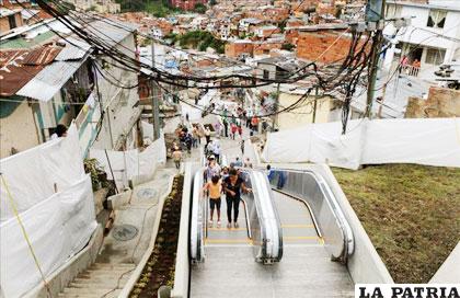 Un grupo de personas sube por las primeras escaleras eléctricas de carácter público y gratuito en el país