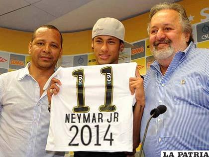 Dirigentes del Santos junto a Neymar