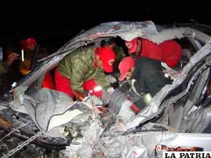 Efectivos de la Unidad Operativa de Bomberos realizan el rescata de uno de los conductores