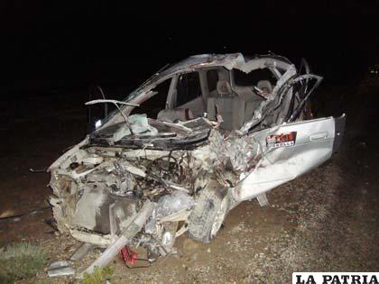 Así quedó el vehículo particular, marca Toyota Espacio, que colisionó frontalmente con una camioneta