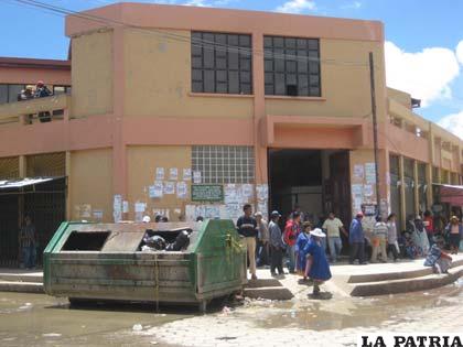 El contenedor y las aguas estancadas causan mal aspecto en los alrededores del mercado Bolívar