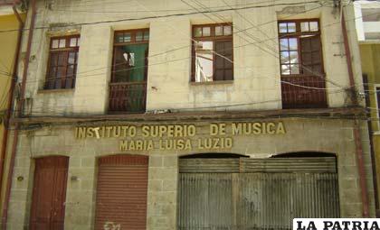 Frontis del edificio que será derruido para la construcción de uno nuevo del Instituto Superior de Música “María Luisa Luzio”