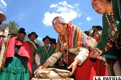 Amautas y autoridades judiciales cumpliendo ritualidades andinas