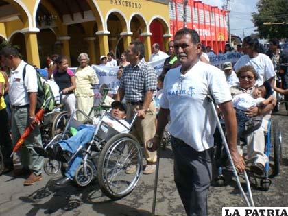 Discapacitados se movilizan por un bono de tres mil bolivianos