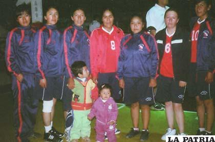 Integrantes del equipo de Independiente de Challapata