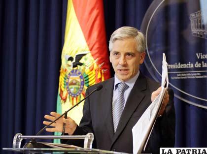 El vicepresidente Álvaro García le pidió al gobernador de Santa Cruz, Rubén Costas, que se disculpe por una acusación que, supuestamente, lo involucra con el narcotráfico, recibiendo un rotuno no de la autoridad cruceña