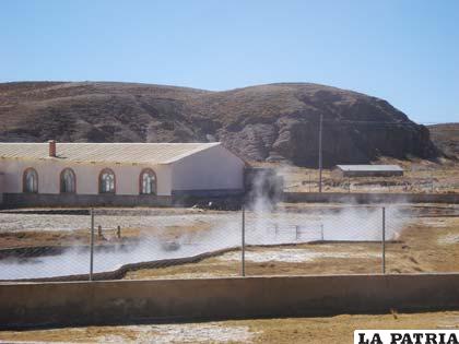 Comunarios de Obrajes intervienen ojo de agua termal