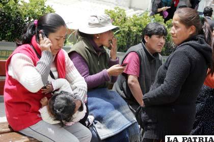 Algunos familiares y amigos de los 5 ciudadanos desparecidos desde el 31 de diciembre de 2011 esperaron noticias en instalaciones de la Fuerza Especial de Lucha Contra el Crimen (Felcc) mientras que otros recorrieron el camino hacia Coroico para buscar rastros