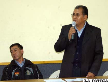 Santos Tito Gobernador de Oruro durante el acto central