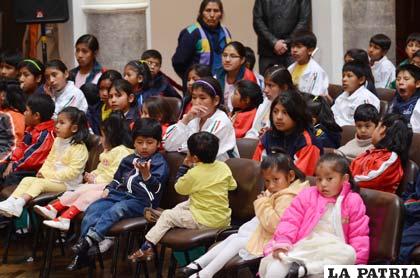 Niños en el Palacio de Gobierno, ayer, en La Paz